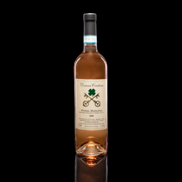 «Brezza Mattutina» Bardolino Chiaretto D.O.C. Der Bardolino Chiaretto ist auch bekannt als "Wein von einer Nacht" für den alten Produktionsprozess, in dem die Trauben sehr vorsichtig drückte und nur wenige Stunden auf den Schalen zurückgelassen wurden (eine Nacht), um die typische weiche rosa Farbe des Weins zu erhalten. Fruchtiger und eleganter Rosé mit einem Hauch von Himbeere. Lebhafter und frischer Geschmack. Es ist einer der ersten Roséweine, die in Italien die DOC-Bezeichnung bekommen haben. Der Verschluss : Select Green 100%, aus Zuckerrohr-Biopolymere, keine Umweltbelastung, 100% recyclebar   Hören Sie sich die Beschreibung an