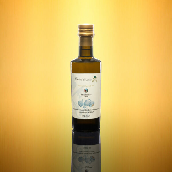 Extra-virgin olive oil with Garlic <p>Oil of ancient origin, among the many beneficial properties of garlic is the «allucina» that fights the formation of clots in the blood. Garlic also regulates blood pressure and acts as a natural antibiotic. This fragrant oil gives a special touch to your recipes.
Format: 0.25l</p>