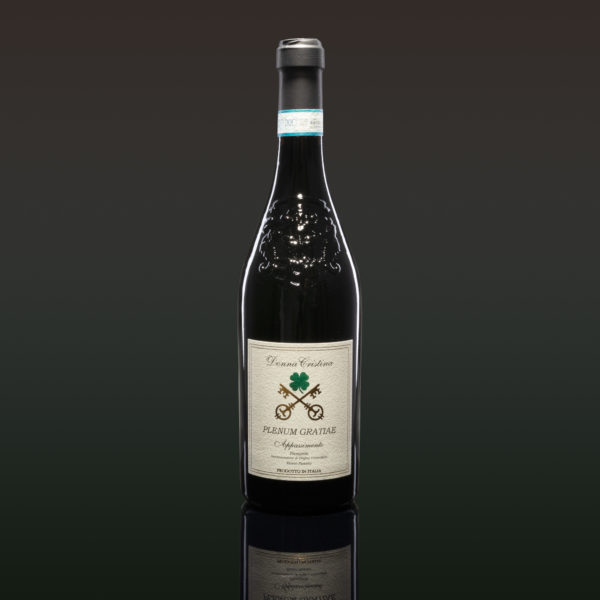 «Plenum Gratiae» Appassimento D.O.C. Für diesen Wein dieselbe Produktionsmethode wie für den Amarone (die Spätlese), mit Barbera und Dolcetto Trauben. Leuchtender Rubinrot, intensiver Duft von roten Früchten und Gewürzen. Elegant und samtig. Geeignet auch für Entspannungsmomente. Hören Sie sich die Beschreibung an  