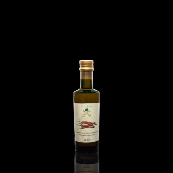 Natives Olivenöl extra und Chili <p>Öl alter Herkunft, in Kalabrien als "Heiliges Öl" oder "kleiner Teufel" bekannt, wird dieses Würzöl nur mit frischen Produkten zubereitet, die unter der italienischen Sonne gereift sind. Das Öl kann für jedes Gericht verwendet werden, welchem Sie ein wenig mediterranes Feuer hinzufügen möchten.
Format: 0.25l</p>
