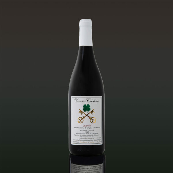 Lagrein D.O.C. - Set da 15 Bottiglie - Linea Gourmet Il Lagrein è il vitigno più caratteristico e pregiato dell’Alto Adige. È un vino corposo, fruttato, caldo, armonico e con dei tannini poderosi, domati da lunghi affinamento in botte. L’origine del Lagrein è da ricercare in Francia, nella Borgogna, infatti il Lagrein, secondo le ultime ricerche, deriva dal Pinot nero. Nel 1379, il Lagrein viene citato in documenti commerciali, sebbene sia sempre stato il vino delle tavole dei potenti, di nobili ed ecclesiastici, riservato a pochi eletti. Il bouquet è ampio, speziato, con sentori di lampone e cacao. Persistenza ed intensità sono di buon livello. Al palato il nostro Lagrein è tannico e leggero, strutturato, fresco e avvolge tutta la bocca.