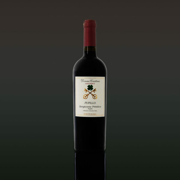 «Pupillo» Sangiovese -Primitivo I.G.T. - Unité de Commande: 15 Bouteilles Ce vin rouge est le produit de la combinaison gagnante de raisins Sangiovese (légers, terreux et discrets) et Primitivo (aromatiques, intenses et ensoleillés). Le résultat est un vin léger et harmonieux avec de forts accents sur les fruits rouges et les prunes mûres. Dans l’arrière-goût, les palais les plus sensibles reconnaîtront des notes de vanille. Il convient à tous les types de plats, aux grillades et aux amateurs de vins fruités.