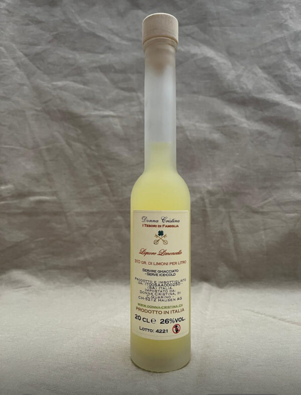 <p>Produit: Liqueur
Idéal comme: apéro, digestif et ingrédient de cocktails et dessert
Parfum: zeste de citron
Pays: Italie
Région: Campanie
Format: 0.20l
Arômes: zeste de citron
Teneur en alcool: 26%
Température: servir glacé</p>